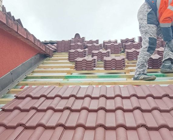 Kompletní obnova střechy domu Odstranění staré krytiny a čistá montáž nové