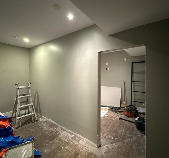 Spolehlivá montáž sádrokartonu v bytě i domě Akustické příčky i estetické podhledy ze sádrokartonu