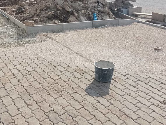 Zámková dlažba na míru vašemu rozpočtu Pokládka zámkové dlažby s přípravou podloží a zhutnění